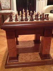 Шахматный стол с фигурами